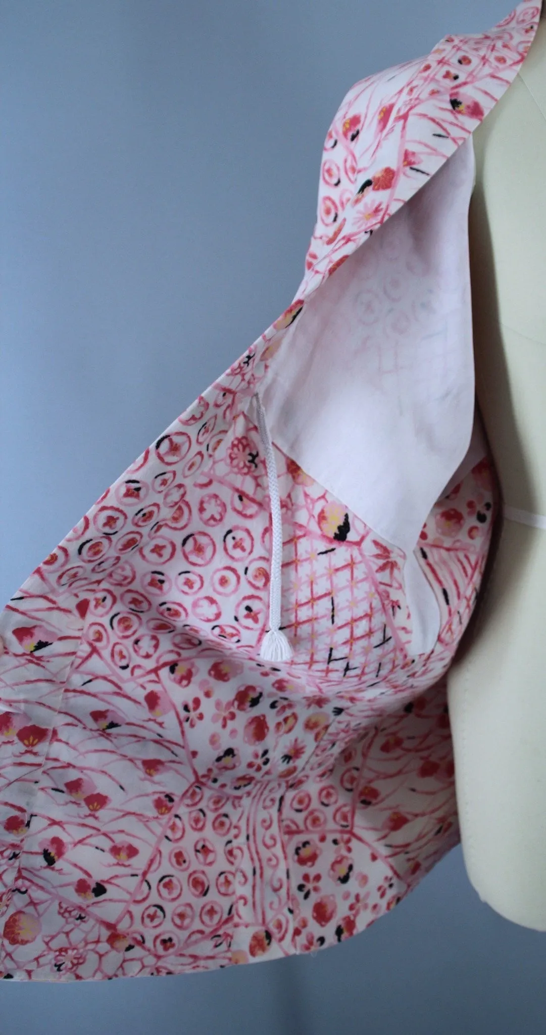 1950s Vintage Haori Kimono Jacket in White and Pink Floral Print