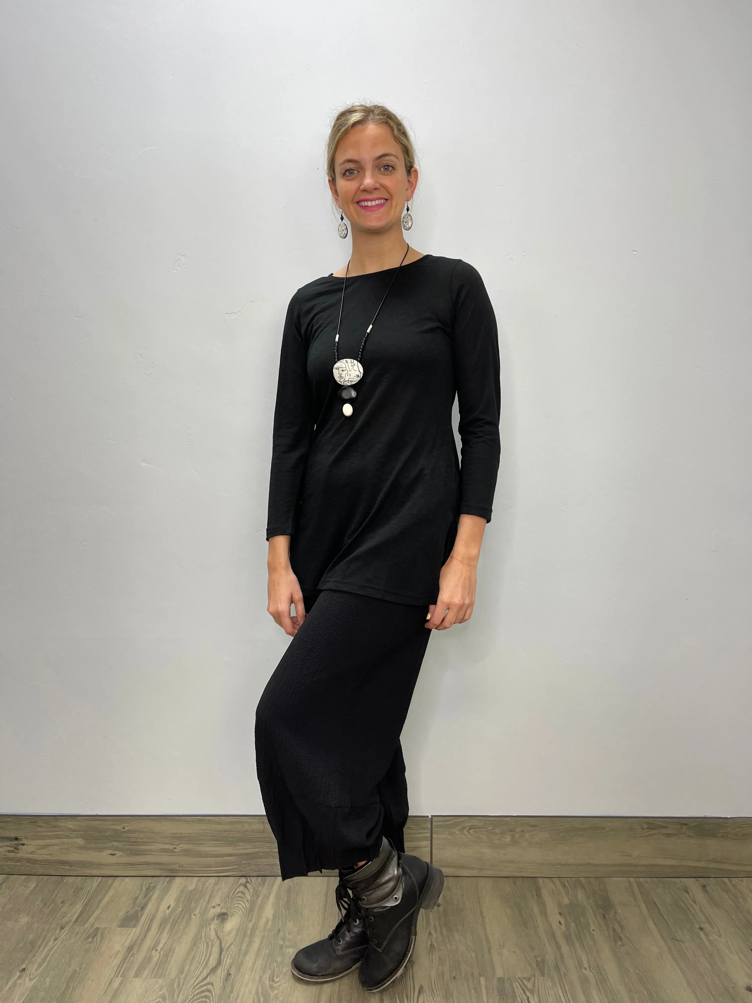 Black 3/4 Sleeve Basic Tunic